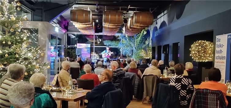 Eifel-Troubadour Günter Hochgürtel verzauberte das Publikum in Ernst. Foto: Franziska Bartels