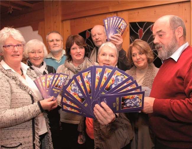 EifelArt stellte das Jahresprogramm von 2014 vor (v.li.): Hilla Richarz, Gisela und Wolfgang Freier, Dietlind Greifenhagen, Mike Henneberger, Vera Kaiser, Gisela Keuten und Martin Kaiser. SES