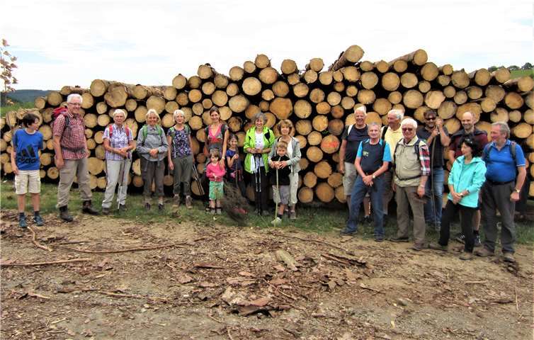 Eifelverein Remagen vor einer Wand aus Borkenkäfer-Opfern.Foto: privat