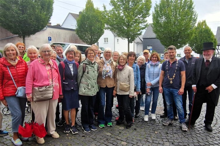 Eifelverein Sinzig mit Graf Wilhelm und dem Bürgermeister