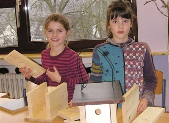 Eifrig basteln die Kinder der dritten Klasse an den neuen „Wohnungen“.