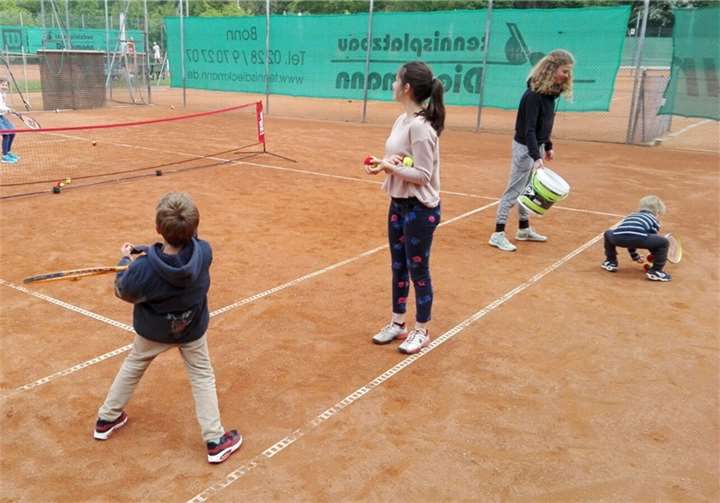 Eifrig probierten sich auch die Jüngsten mit Schläger und Filzkugel. privat