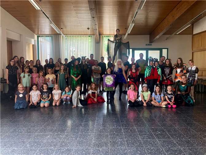 Eifrig probten die Tänzerinnen und Tänzer für das Tanzfest.  Foto: privat