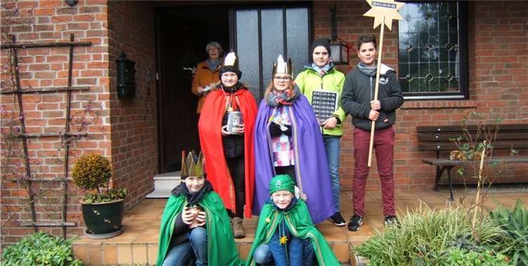 Eifrig sammelten die Sternsinger Gaben für die armen Kinder.privat