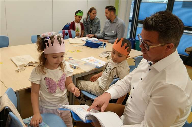 Eifrig stellten die Kinder Bürgermeister Peter Jung ihre Arbeitsmappen vor.  Foto: Stadt Neuwied/Melanie Lange