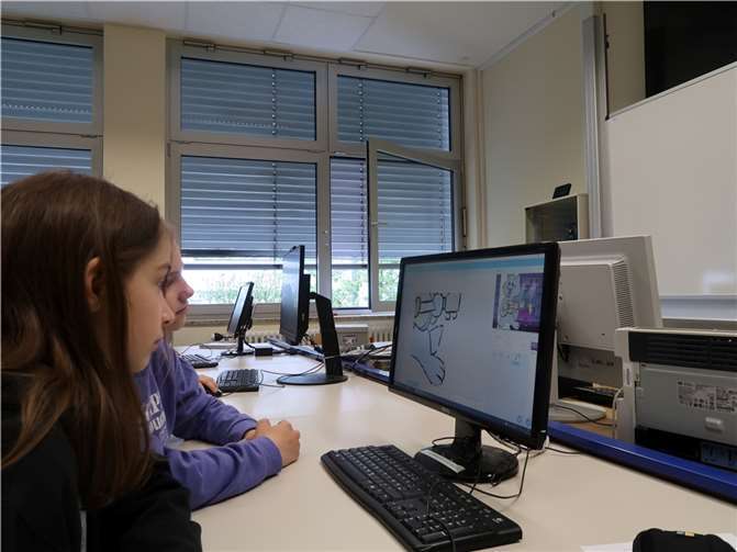 Eifrig und gebannt saßen Schülerinnen und Schüler der Klasse 6a und 6d am ZdI-Projekttag vor ihren PCs im Computerraum.