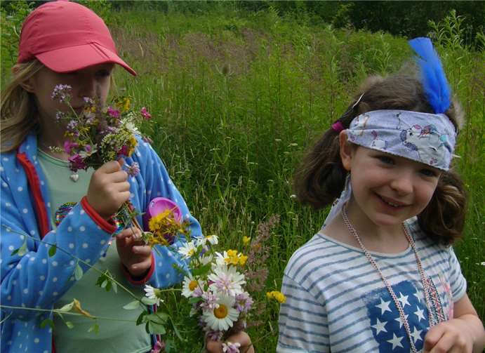 Eifrig wurden Blumensträuße für die Mamas und Papas gebunden.