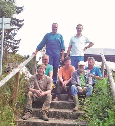 Eifrige Helfer rückten vor Kurzem dem „Indischen Springkraut“ entlang der Wied zu Leibe. privat