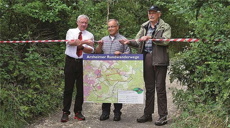 Eigenhändig durchschneidet der Koblenzer Oberbürgermeister die Banderole und gibt so die neuen Wanderwege frei, assistiert von Georg Nadler (Vorsitzender) und Josef Kraemer (Ortsvorsteher).  Norbert Girmann