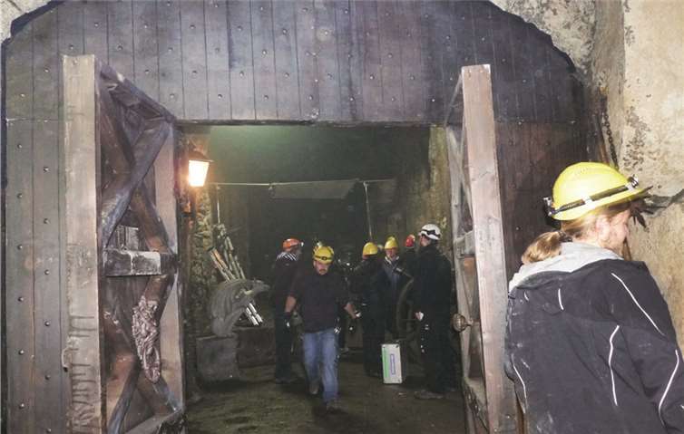Mendiger Basaltlavakeller dienten bei den Dreharbeiten als Kulisse Eigens für die Dreharbeiten wurde mit großem Aufwand ein riesiges Holztor gebaut.
