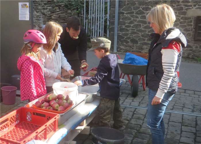 Eigens für diesen Tag wurde im Hof für die Wellinger Kinder in kindgerechter Höhe eine Apfelverarbeitungsstraße aufgebaut.Fotos: privat