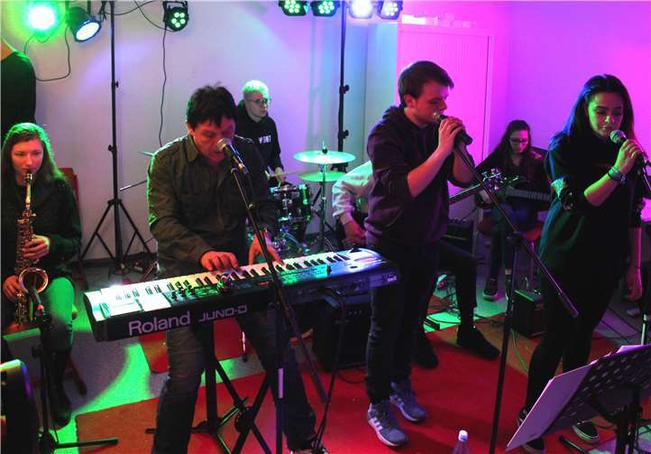 Eigens zum Jubiläum hatte sich eine Schulband formiert.Foto: Spurzem