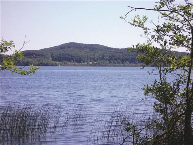 Eigentlich ist es nicht verwunderlich, dass so viele Menschen den idyllisch gelegenen Laacher See zu ihrem Lieblingssee erkoren haben.
