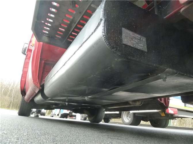 Polizei stoppt Transporter mit eingebautem 1000-Liter-Tank Eigentlich sollte hier ein 80-Liter-Tank sein. Foto: Polizei