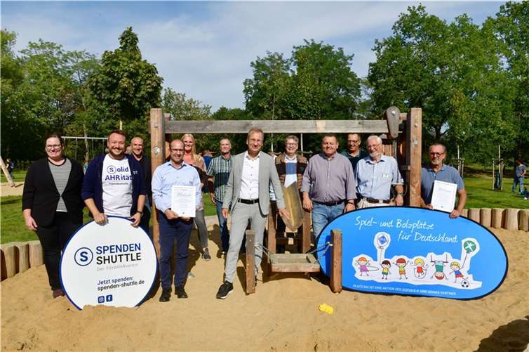 Eigentlich spielten die Kinder die Hauptrolle bei der Eröffnung des Spielplatzes in Bad Bodendorf, doch Bürgermeister Andreas Geron bedankte sich besonders bei den beteiligten Unternehmen und Spender*innen (v.l.): Helena Häuser (Planwerk Häuser Ingenieurbüro), Thomas Pütz (Spenden Shuttle e.V.), Winfried Kosa (Planwerk Häuser Ingenieurbüro), Matthias Michel (Fenster-Rolladen Knieps, Platzpate PLATZ DA!); Nadine Baumann (GEWI), Gerold Schreyer (Dorfgemeinschaft Zukunft Bad Bodendorf e.V.), Bürgermeister Andreas Geron, Friedhelm Bröker (GOFUS e.V.), Alexander Albrecht (Ortsvorsteher Bad Bodendorf), Jürgen Retterath (Jürgen Retterath GmbH & Co. KG), Michael Pfeifer (Rotarischer Club Remagen-Sinzig) und Matthias Hönerbach (Platzpate PLATZ DA!).