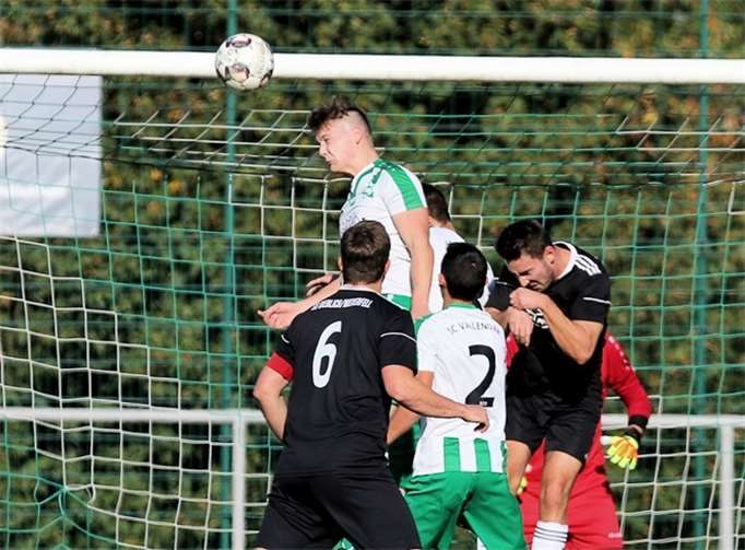 Eigentlich war der Auftritt der Vallendarer Abwehr erfolgreich. Keinen Spieler der SG Dieblich/Niederfell gelang ein Treffer. Allerdings gewannen die Moselaner trotzdem knapp mit 1:0. Das Tor des Tages unterlief dem SCV-Akteur Sandro Niehaus, fünf Minuten nach der Pause. TH