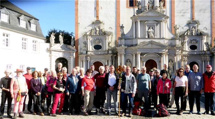 Eigenverantwortliches Organisationsgeschick und Beachtung der Corona-Regeln führten zum gemeinsamen Pilgerziel in Trier, St. Mattheis. Foto: PRESS