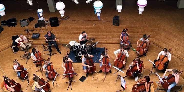 Ein 15-köpfige Cello-Ensemble musizierte in Begleitung einer Rockband. Kreismusikschule Mayen-Koblenz