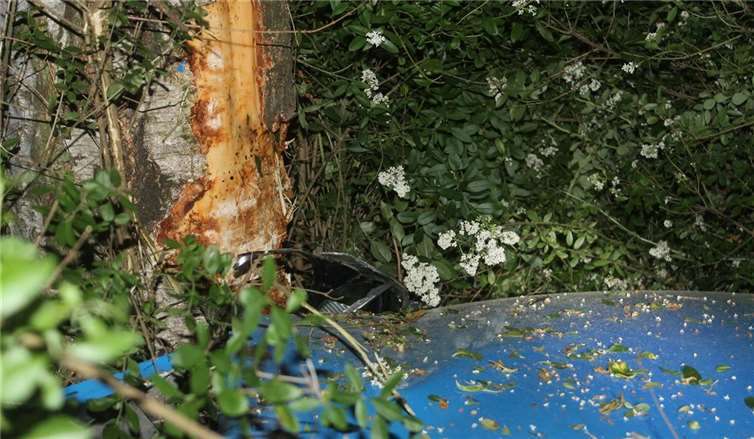 Ein 19-jähriger Autofahrer war in Polch aufgrund zu hoher Geschwindigkeit mit einem Baum kollidiert. Polizei