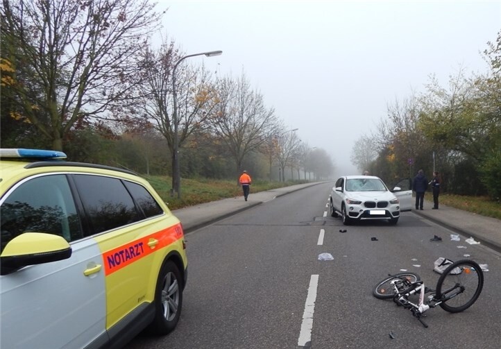 Ein 21-jähriger Fahrradfahrer wurde beim Überqueren der Straße von einem Auto erfasst und dabei schwer verletzt. Polizei