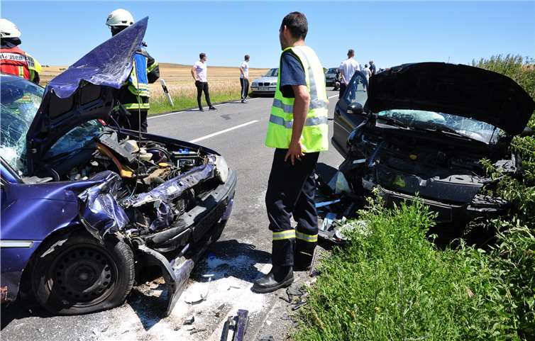 Ein 22-Jähriger hatte einen schweren Verkehrsunfall auf der L98 verursacht, als dieser während eines Überholversuchs mit einem entgegenkommenden Auto frontal kollidierte. WinklerTV