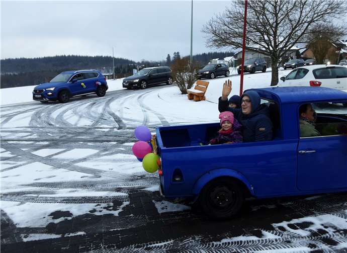 Ein 30 Autos langer Corso fuhr an Silke Schmitz vorbei.
