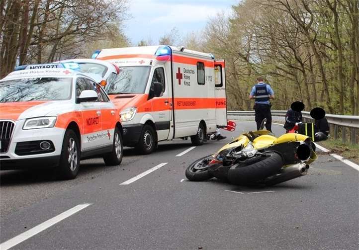 Ein 31-jähriger Motorradfahrer war in einer Kurve mit seinem Fahrzeug gegen eine Leitplanke geprallt und verletzte sich dabei schwer. Foto: Polizei