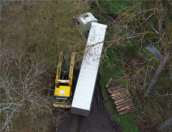 Ein 40-Tonner hatte sich im Wald bei Gering festgefahren. Foto: WinklerTV