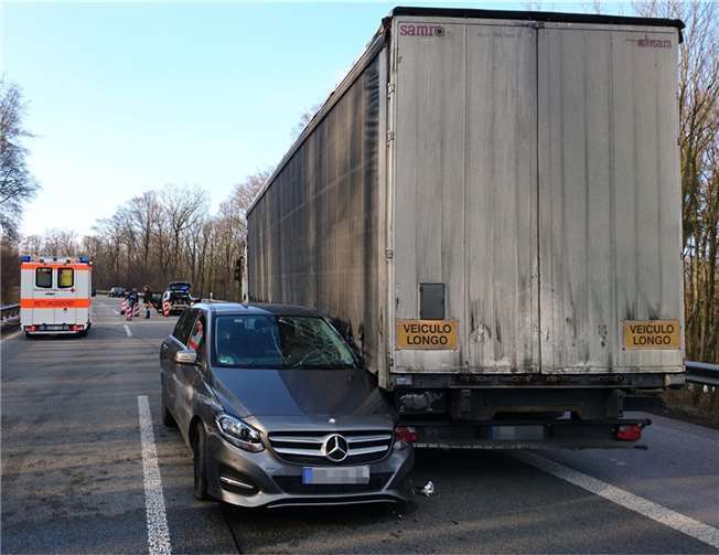 Ein 67-jähriger Autofahrer hatte sich vermutlich verfahren und war anschließend falsch auf die A48 aufgefahren und mit zwei Lkw kollidiert. Fotos: Polizei