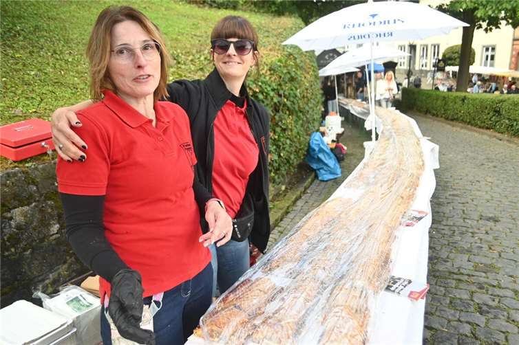 Ein 80 Meter langer Apfelstrudel wurde am Burgaufgang verkauft.