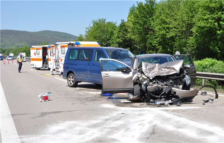 Ein 86-jähriger Autofahrer wollte vermutlich auf der Autobahn wenden und verursachte dadurch einen schwerenVerkehrsunfall.  Foto: WinklerTV