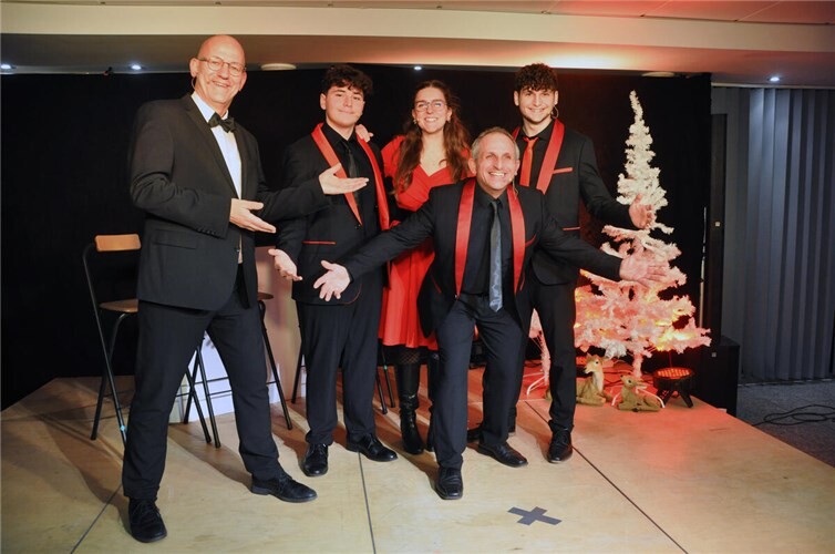 Ein Abend mit weihnachtlichen Sternstunden der Vorfreude im Advent. Spitzengesang der Gruppe „Angius“, gewürzt mit der Moderation von Werner Blasweiler.Fotos: BS