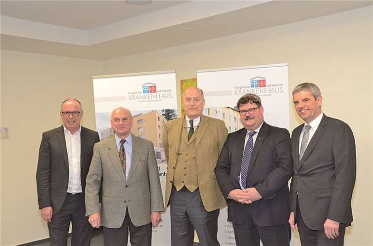 Ein Abschied in Freundschaft: Krankenhaus Dierdorf/Selters und Johanniter verkündeten gemeinsam ihre Trennung. Von links: Geschäftsführer Erwin Reuhl, Verwaltungsratsvorsitzender Rolf-Peter Leonhardt, Egon Freiherr von Knobelsdorff und Dr. Wittigo von Rabenau, Generalsekretär und Kommendator des Johanniterordens, sowie Guido Wernert, Geschäftsführer des neuen Gesellschafters St. Vincenz-Krankenhaus Limburg. v.Spee