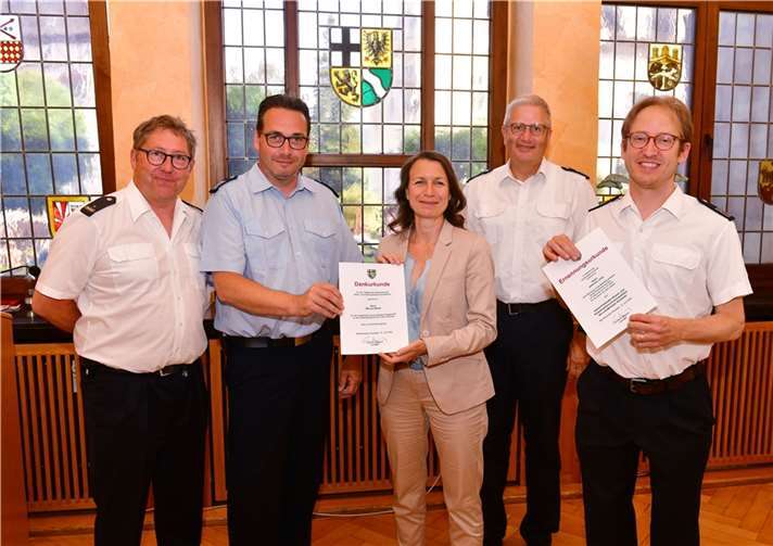 Ein Abschied und ein Neubeginn: BKI Michael Zimmermann (l.), Landrätin Cornelia Weigand und stellvertretender BKI Frank Linnarz (2. v. r.) verabschiedeten Markus Mandt (2. v. l.) und verpflichteten Johannes Jung, der das Amt des stellvertretenden BKI übernimmt. Foto: Kreisverwaltung Ahrweiler / Ahr-Foto
