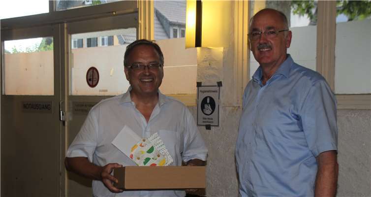 Ein Abschiedsgeschenk der Verbandsgemeinderats-Mitglieder überreichte Hans-Josef Marx Bürgermeister Bernd Weidenbach nach seiner „letzten“ Sitzung (v.r).Fotos: KMI