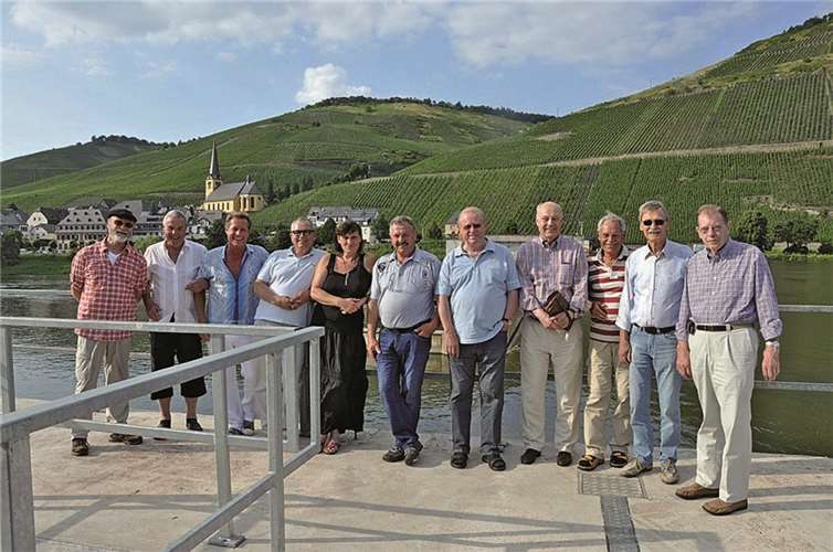 Ein Abstecher zur Schleuse in Zeltingen, die Skipper Siggi ausführlich erklärte, stand auf dem Programm der Jubiläumstour.