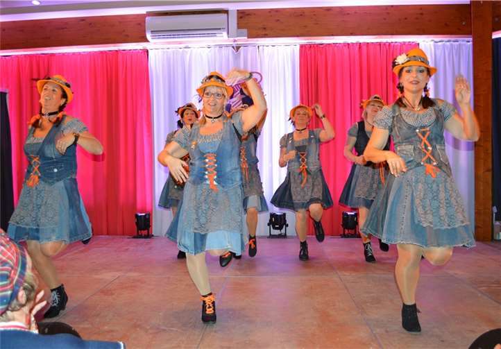 Ein Abwechslungsreiches Programm aus Tanz und Musik boten die Möhnen in ihrer Sitzung.