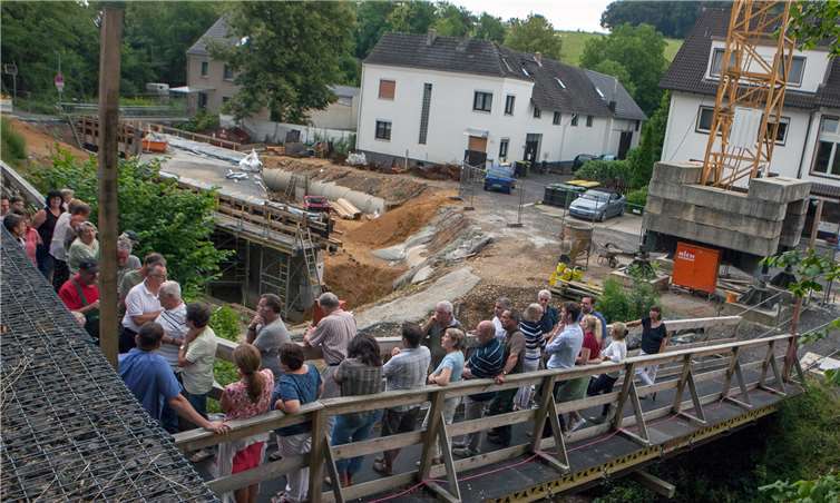 Ein Ärgernis für viele Bürger: Die Brücke in der Pecher Hauptstraße ist derzeit noch eine große Baustelle. Doch Ende August soll sie wieder für den Verkehr freigegeben werden, das hofft zumindest Christian Pohl von der Gemeindeverwaltung. JOST