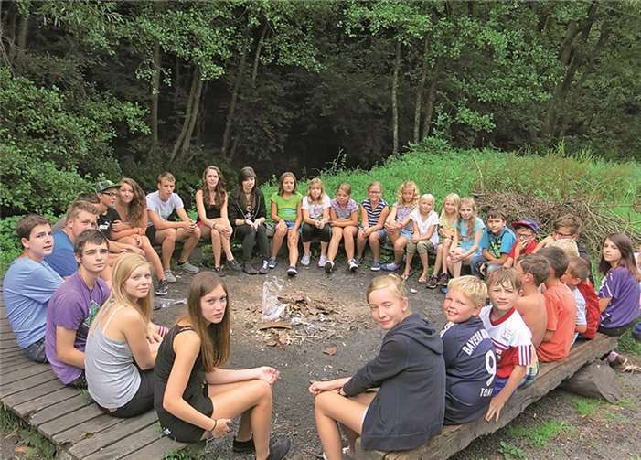 Ein Anziehungspunkt war immer wieder das Lagerfeuer, an dem die Kids oft und lange verweilten. privat