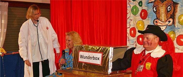 Ein Arzt präsentierte seine "Wunderbox", mit der er schlimme Krankheiten zu heilen versuchte - eine äußerst launige Darbietung. rü