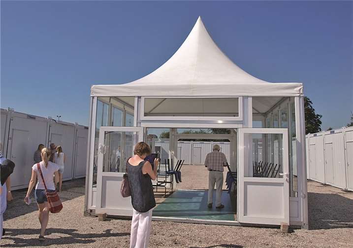 Ein Aufenthaltspavillon in der Mitte der Anlage und insgesamt 45 Container sind darum herum angeordnet.