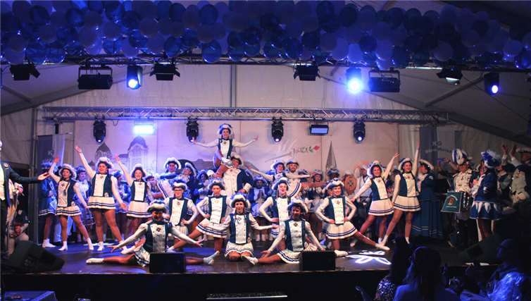 Ein Augenschmaus: die tanzende Reihe des Funkenkorps der KG Blau-Weiss.