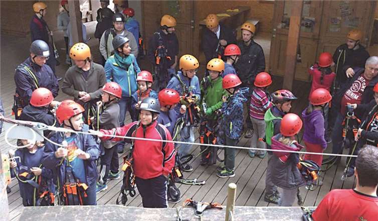 Ein Ausflug zum Kletterpark in Kürrenberg bereitete allen TeilnehmerInnen viel Spaß und Spannung.