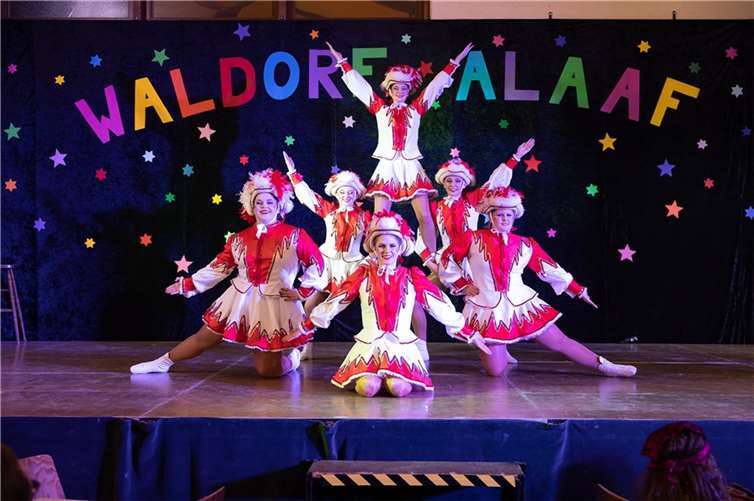 Waldorfer Karnevalisten begeistern Besucher mit tollem Programm Ein Aushängeschild der KG Jeckige Globistere Waldorf und immer ein optischer Leckerbissen ist die Tanzgarde.