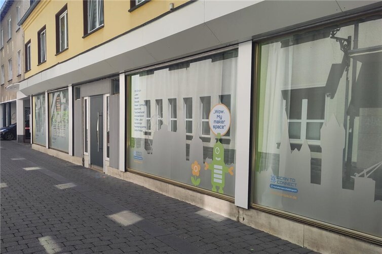Ein Aushang am Eingang informiert darüber, dass der Mayener Makerspace bis zur Erteilung der erforderlichen Baugenehmigung noch nicht regulär geöffnet werden kann.