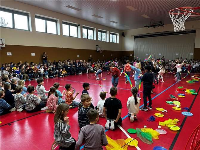 Ein Auszug aus dem sportlichen Rahmenprogramm der Grundschulkinder bei der feierlichen Übergabe des Prädikats „Partnerschule für Bewegung, Spiel und Sport“.