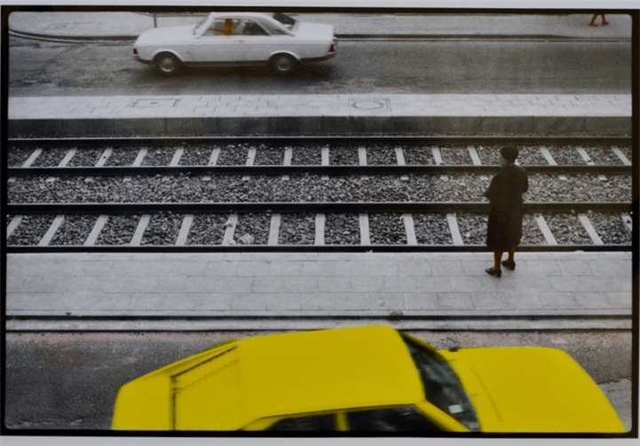 Ein Auszug aus der Fotosequenz „Haltestelle“ von Pieter Jos van Lim.