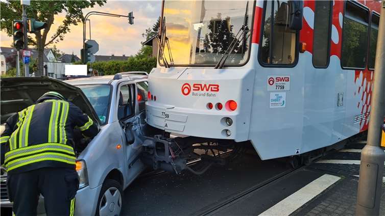 Ein Auto kollidierte mit der Bonner Stadtbahn.  Fotos: Feuerwehr und Rettungsdienst Bundesstadt Bonn