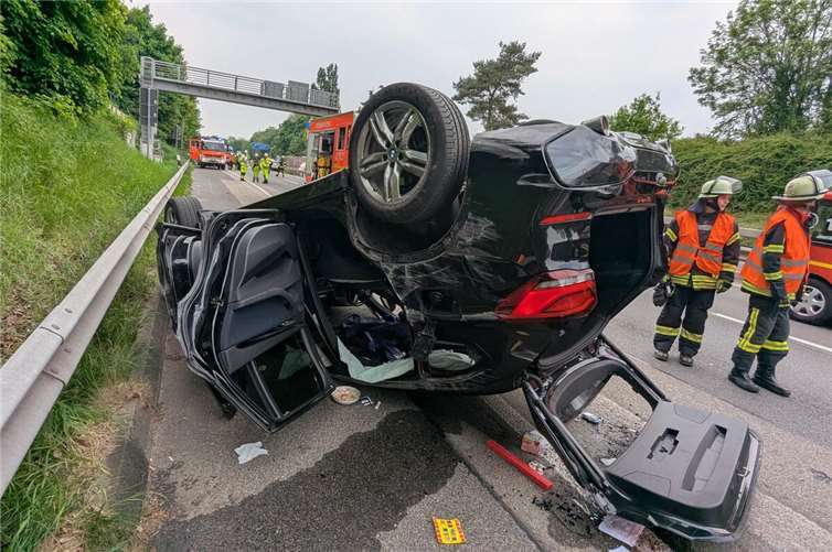 Ein Auto überschlug sich bei dem Unfall. Foto: Feuerwehr und Rettungsdienst Bonn