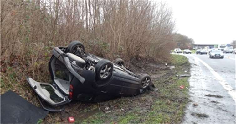 Ein Auto war auf nasser Fahrbahn ins Schleudern geraten und hatte sich überschlagen. Foto: Polizei
